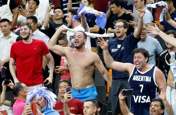 La euforia de los simpatizantes argentinos en China con la Argentina a punto de clasificar a semis.