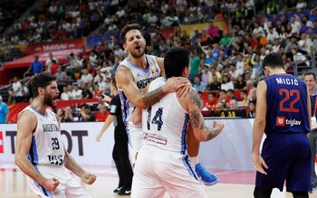 Nicolás Laprovittola se abraza con Gabriel Deck. Al costado, un eufórico Patricio Garino