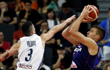 Luca Vildoza defiende a Bogdan Bogdanovic
