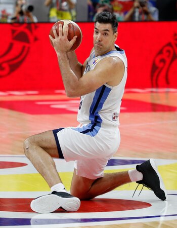 Luis Scola no da ningún balón por perdido