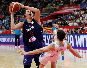 Nikola Jokic contra el joven Agustín Caffaro que parece flotar en la defensa