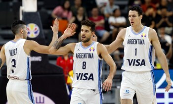 Luca Vildoza, Nicolás Laprovittola y Agustín Caffaro celebran en pleno juego
