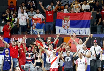 La hinchada de Serbia en el Dongguan Basketball Center, cuando aún tenía esperanzas.