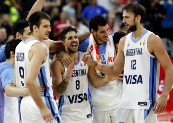 La alegría de Nicolás Laprovittola, Nicolás Brussino y Marcos Delía tras el épico triunfo sobre Serbia