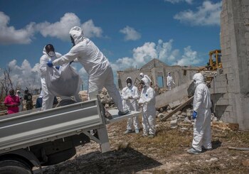Un equipo forense recuperó cadáveres