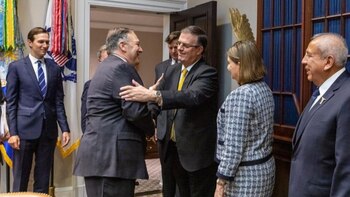 Ebrard se saluda en el