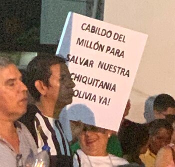 Una persona sostiene una pancarta