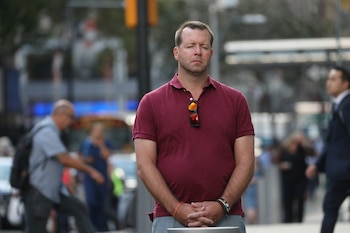 Un hombre se detiene frente