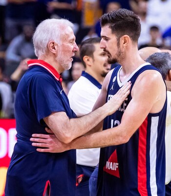 Nando De Colo junto a