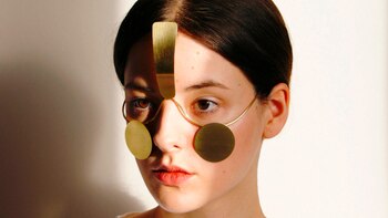 La joya tipo máscara se