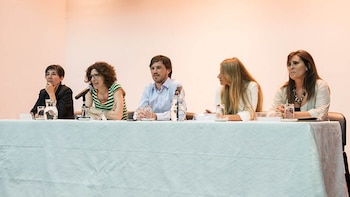 Con anteojos y remera rayada,