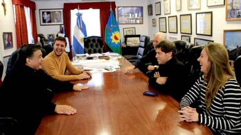 Agustina Vila (pulover rayado negro