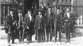 Ramanujan , en el centro,