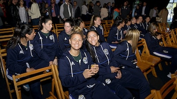 El plantel de Gimnasia, ascendido en la última temporada. Junto a ellas estuvo Rocío Oliva, pareja de Diego Maradona y coordinadora de las inferiores