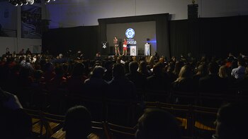 Otra postal del salón, con el escenario de fondo