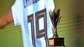 El trofeo, con el fondo de la casaca de la Selección. Las jugadoras, una pata clave en la revolución del fútbol femenino (Fotos: Gustavo Gavotti)