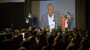 La nutrida concurrencia escucha con atención las palabras de Claudio Tapia, presidente de AFA