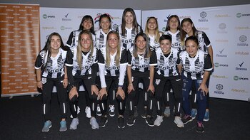 Las futbolistas de El Porvenir posan en Ezeiza