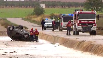 Trabajadores de rescate junto a