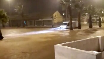 Un vehículo pasa por una