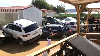 Una reportera de televisión informa