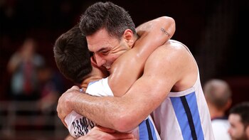 El abrazo entre Campazzo y