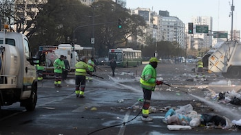 Las tareas de limpieza comenzaron apenas los manifestantes se fueron del lugar