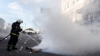 La autoridades de la Ciudad aguardaron el retiro de todos los manifestantes para comenzar con las tareas de limpieza