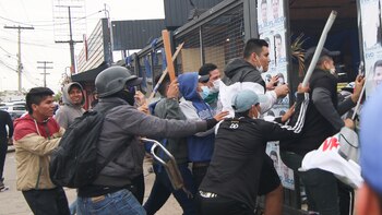 Manifestantes opositores atacaron casas de