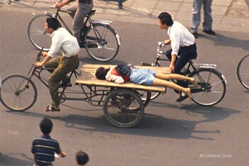 Una mujer con una herida