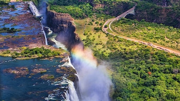 Las Cataratas Victoria son una maravilla natural por varias razones: desde el avistaje de los Cinco Grandes (leopardo, león, rinoceronte, elefante y búfalo) en sus parques nacionales hasta sitios arqueológicos incluidos en el Patrimonio Mundial