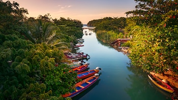 Incluso en una región repleta de joyas como el Caribe, Jamaica es una isla poderosamente hermosa. Desde las aguas cristalinas que fluyen sobre jardines de coral, que se sumergen en playas de arena suave, hasta los exuberantes bosques de plátanos en las montañas escarpadas