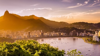 Brasil, uno de los lugares más cautivadores del mundo, es un país de playas de arena blanca, bosques tropicales y metrópolis salvajes y llenas de ritmo
