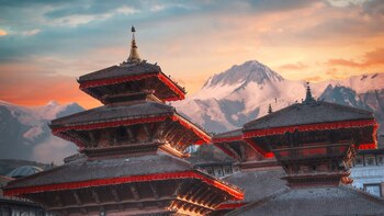 Nepal, un paraíso para los excursionistas, combina paisajes del Himalaya, templos dorados, encantadoras aldeas montañosas y observación de vida salvaje en la selva para convertirse en uno de los mejores destinos de viaje del mundo