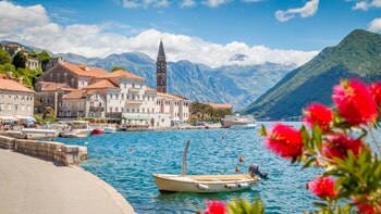 Ni siquiera hay 300 km de punta a punta, pero la costa de Montenegro se encuentra entre algunos de los paisajes costeros más espectaculares de Europa. Las montañas sobresalen bruscamente de las aguas cristalinas y las antiguas ciudades amuralladas se aferran a las rocas y sumergen sus pies en el agua como si fueran viajeros