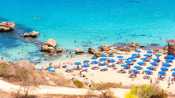 Chipre es una isla del mar Mediterráneo en la cuenca oriental. Es la tercera isla, en tamaño, del Mediterráneo, después de las islas italianas de Sicilia y Cerdeña