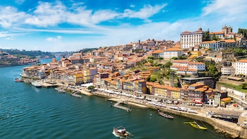 Castillos medievales, pueblos de adoquines, ciudades cautivadoras y playas doradas: la experiencia de Portugal puede ser muchas cosas. La historia, buena comida y paisajes idílicos son solo el comienzo