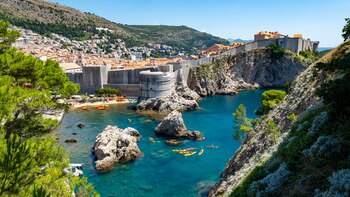 Situada entre los Balcanes y el centro de Europa, Croacia es una tierra de cuevas de piedra caliza, campos ondulados y playas