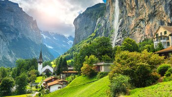 Suiza es fácilmente uno de los países más bellos del mundo, sin importar cuándo se visite. Sin embargo, en invierno, se convierte en un verdadero país de las maravillas, con pistas de esquí en polvo y lagos congelados