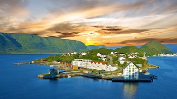 Noruega es la tierra de los glaciares, las montañas, la aurora boreal y los fiordos