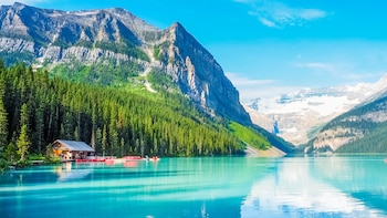 El segundo país más grande del mundo tiene paisajes demasiado espectaculares como para destacar solo algunos. Vale la pena visitar los 48 parques nacionales del país, desde el sereno Banff de Alberta hasta el extremo Kluane de Yukon