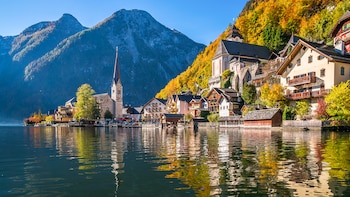 La porción de los Alpes del país atrae a viajeros de todo el mundo, ya sea a las pistas de esquí del Tirol, las rutas de senderismo de Innsbruck o las cuevas de hielo de Eisriesenwelt Werfen