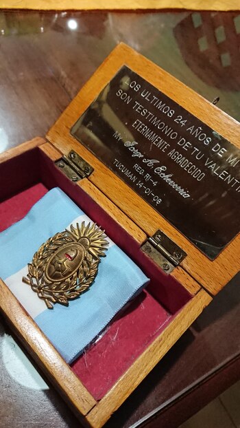 La caja con la medalla