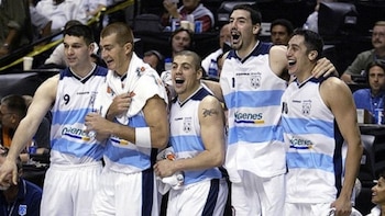 Luis Scola celebra el pase