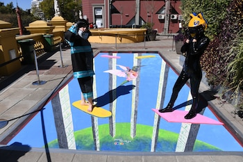 Sobre el piso, una gran pintura de dos artistas centennials. Todo el evento está realizado por adolescentes. “El Festival Clave es un espacio para conocer la cultura centennial”, dijo en diálogo con Infobae, Joaquín Verdeja (17 años), uno de los organizadores del evento
