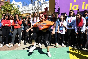 Aplaudida por muchos chicos de su misma edad, una chica bailó delante de todos unos pasos de hip-hop. “De esta edición esperamos que cada persona que vaya pueda disfrutar y ver la diversidad que hay en cada joven y su propuesta”, dijo Natalia Horenczyk de 17 años, una de las organizadoras de Clave a Infobae