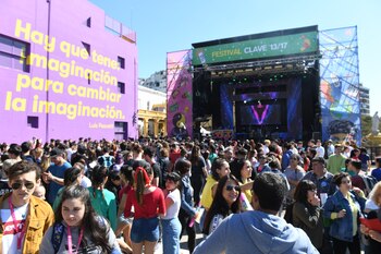 En la terraza del Centro Cultural Recoleta está el escenario donde durante todo el sábado y domingo habrá recitales de bandas con shows en vivo. “Invito a todos a disfrutar y vivir el Festival Clave, hecho por y para jóvenes. Acá los adolescentes motorizan e impulsan sus sueños y expresiones más genuinas”, dijo Enrique Avogadro, Ministro de Cultura de la ciudad de Buenos Aires