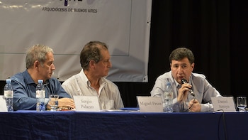 A la derecha, el diputado