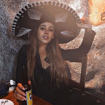 Danna Paola con un sombrero