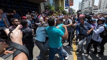 Colectivos chavistas atacaron a los